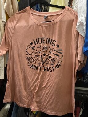 Graphic Tee "Hoeing Ain't Easy" - Dusty Rose